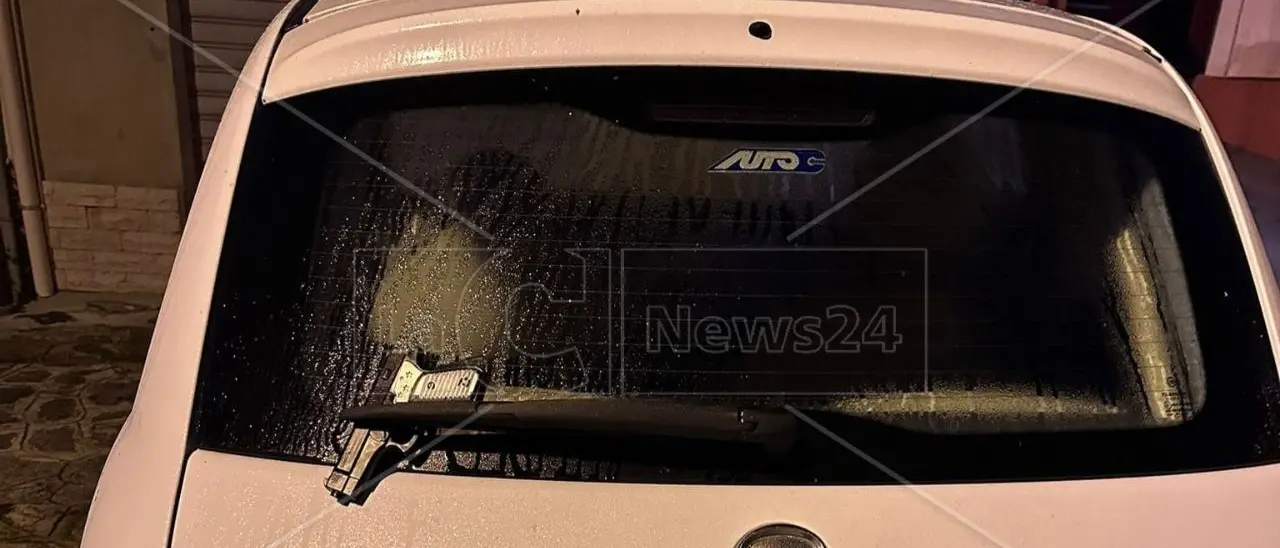 Pistola giocattolo sull’auto della Guardia medica, sinistro messaggio a una giovane dottoressa nel Vibonese