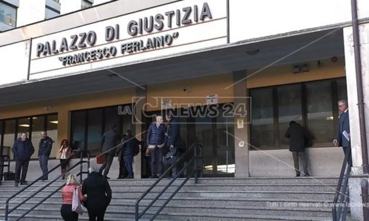 Aggredito con una mazza da baseball perché rifiuta di pagare la guardiania: Macrì respinge ogni accusa