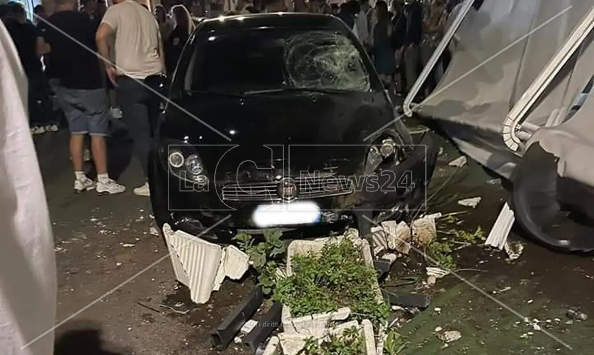 Incidente a San Giovanni in Fiore, auto contro un bar nel pieno della movida: quattro contusi