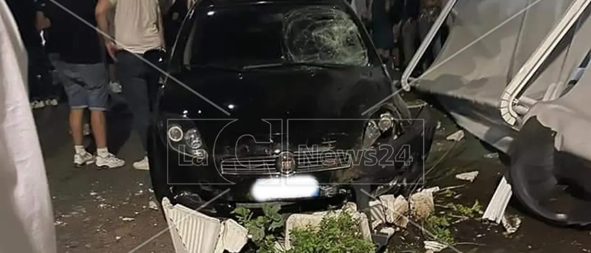 Incidente a San Giovanni in Fiore, auto contro un bar nel pieno della movida: quattro contusi