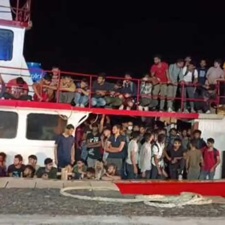 Migranti, ennesimo sbarco al porto di Crotone: soccorse 320 persone