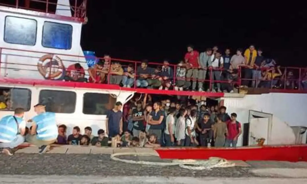 Migranti, ennesimo sbarco al porto di Crotone: soccorse 320 persone