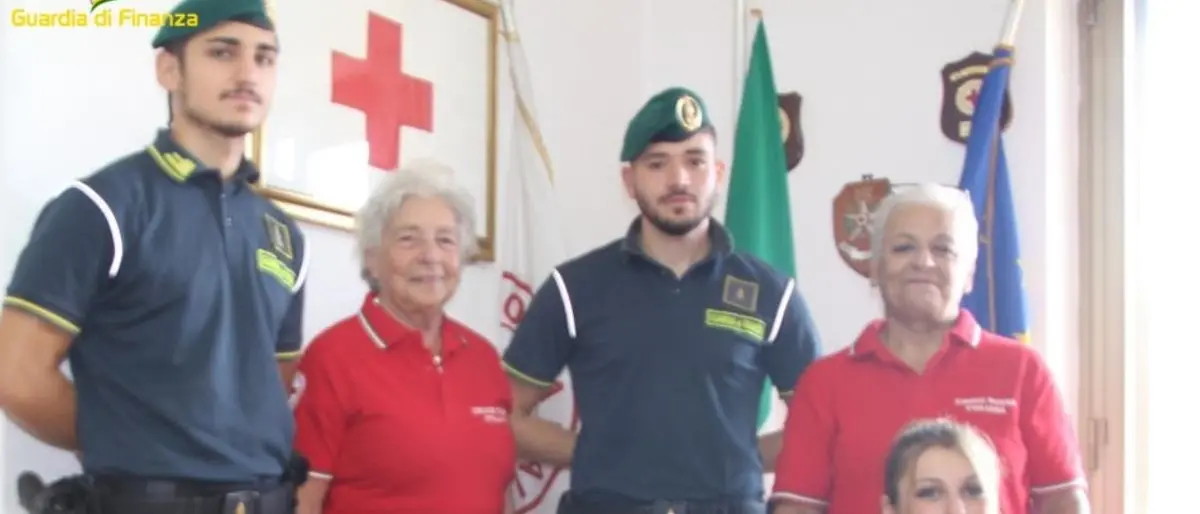 Lamezia, la Gdf dona alla Croce rossa 1200 litri di detergenti sequestrati durante l’emergenza Covid