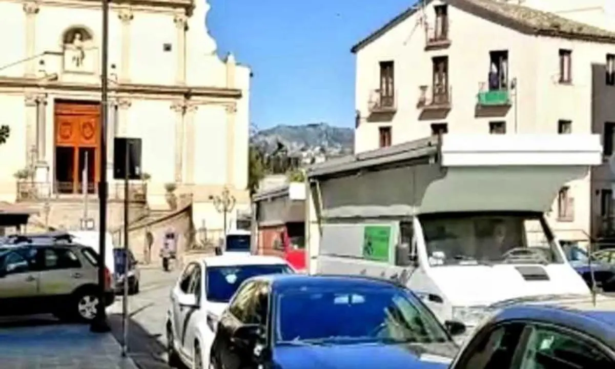 La maggioranza di Fiorita promette una stretta sul commercio ambulante: «Va regolamentato»