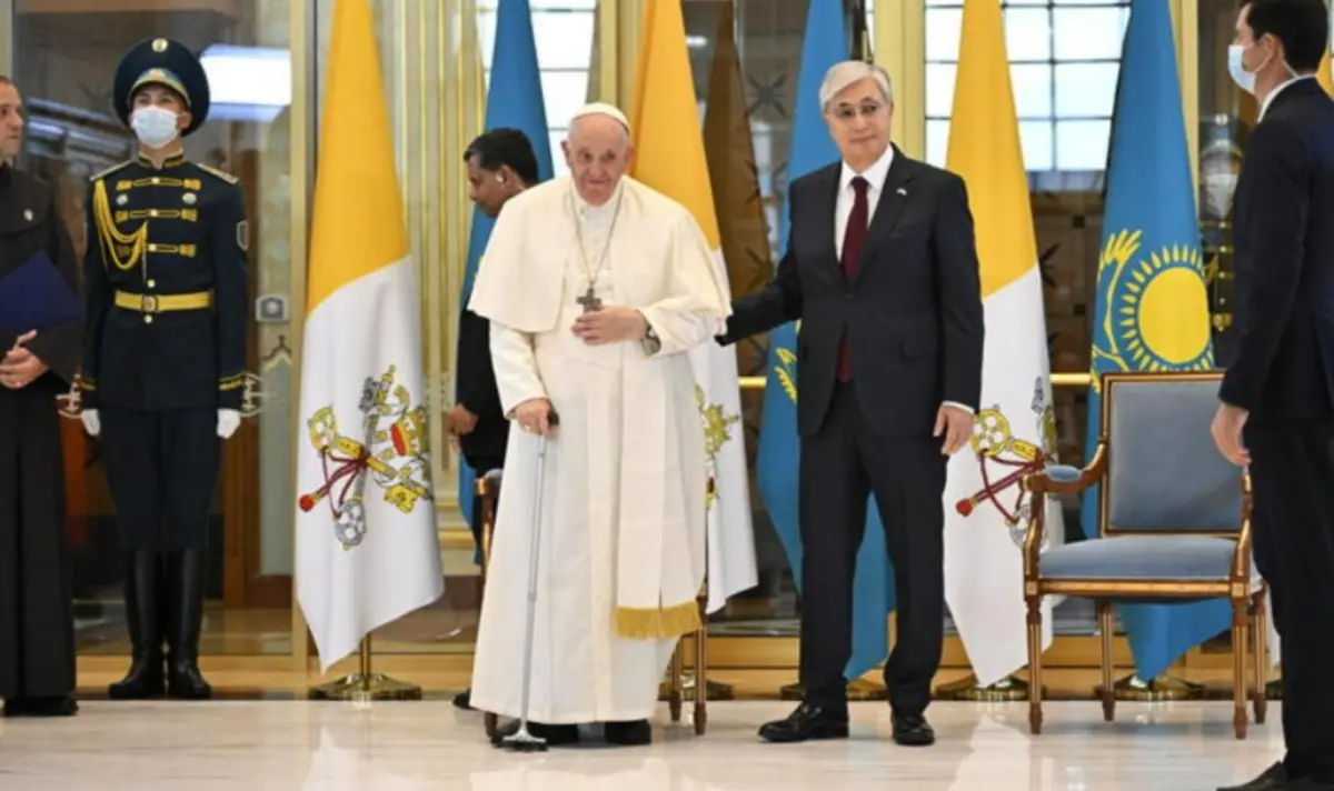 Papa Francesco vola in Kazakistan: «Vengo come pellegrino di pace in cerca di dialogo»