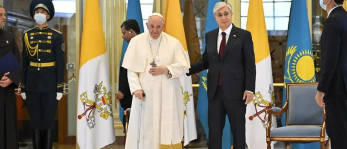 Papa Francesco vola in Kazakistan: «Vengo come pellegrino di pace in cerca di dialogo»