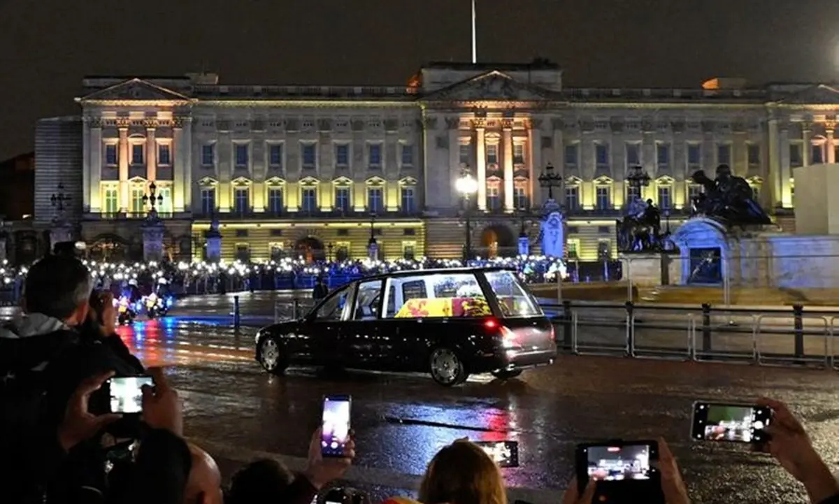 Il lungo addio alla regina, Elisabetta II per l’ultima volta a Buckingham Palace