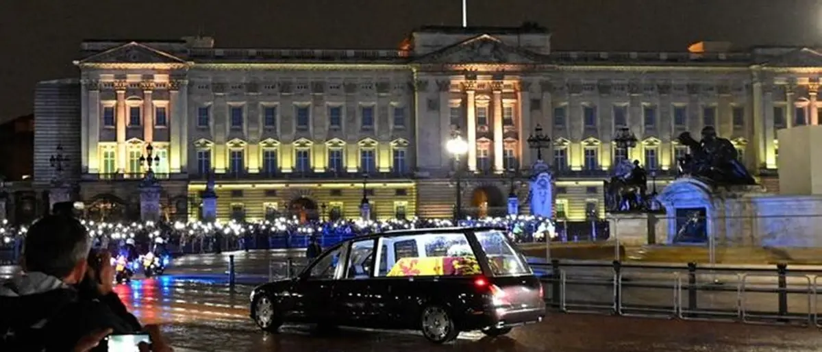 Il lungo addio alla regina, Elisabetta II per l’ultima volta a Buckingham Palace