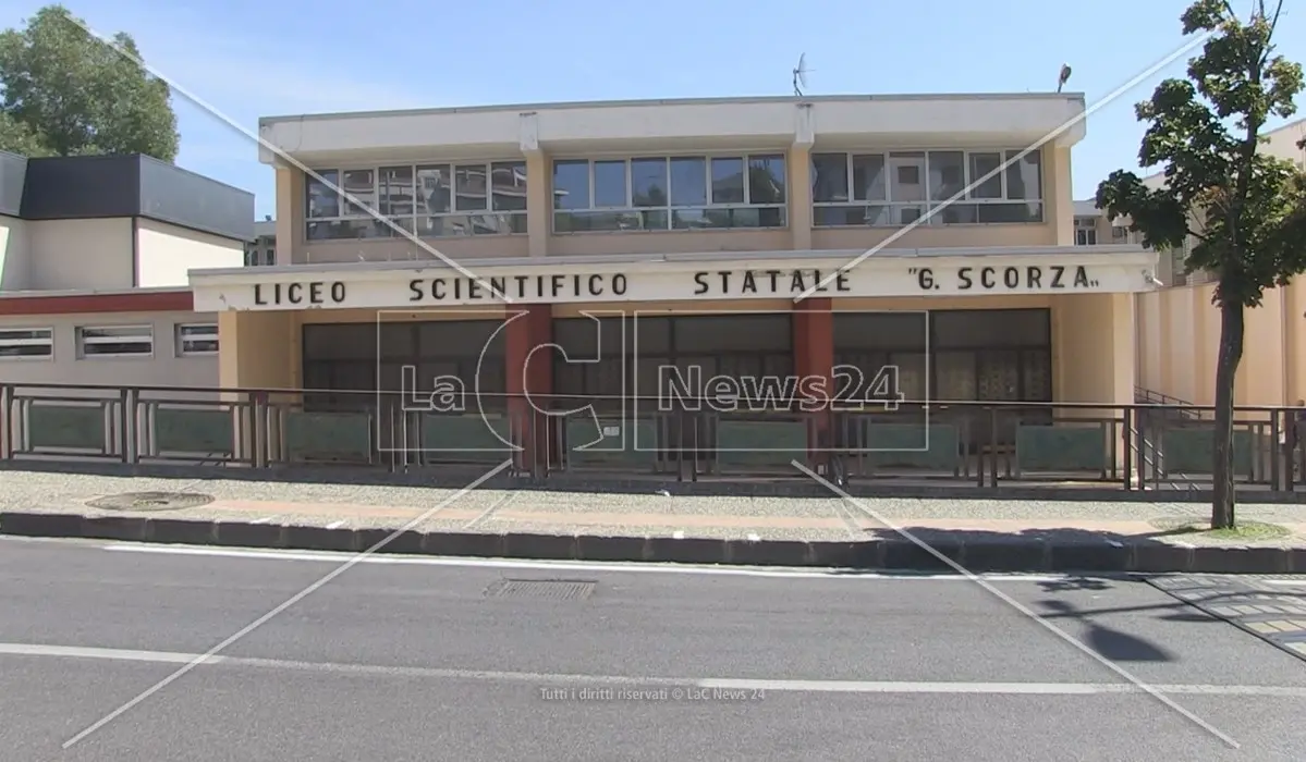 Cosenza, la Provincia manda un avviso di sfratto al Liceo Scorza: 9 classi restano senza aule