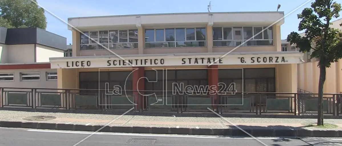 Cosenza, la Provincia manda un avviso di sfratto al Liceo Scorza: 9 classi restano senza aule