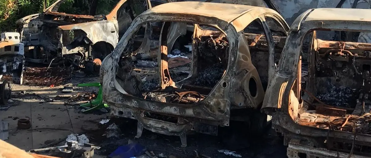 Reggio, i carabinieri scoprono un cimitero di auto abbandonate: si cercano i proprietari