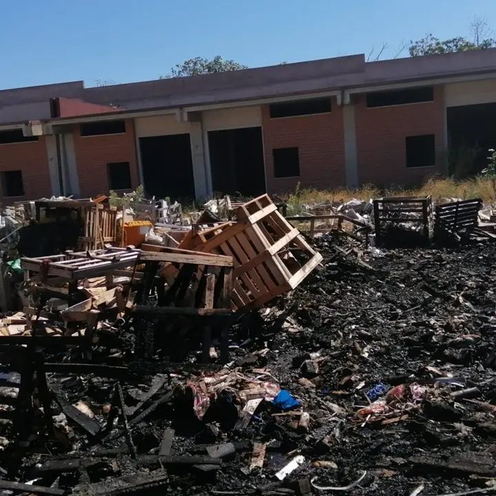 Reggio, vasto incendio in un mercato ortofrutticolo nella zona sud: «Appiccato per colpire i negozianti»