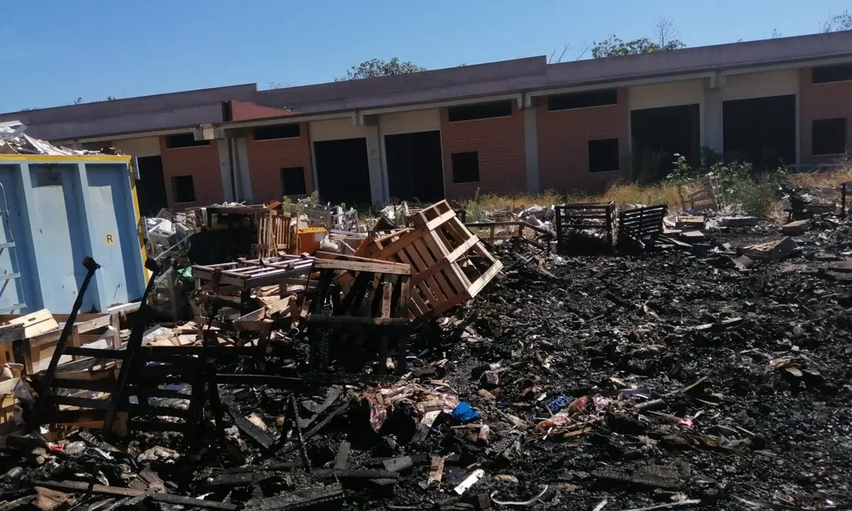 Reggio, vasto incendio in un mercato ortofrutticolo nella zona sud: «Appiccato per colpire i negozianti»