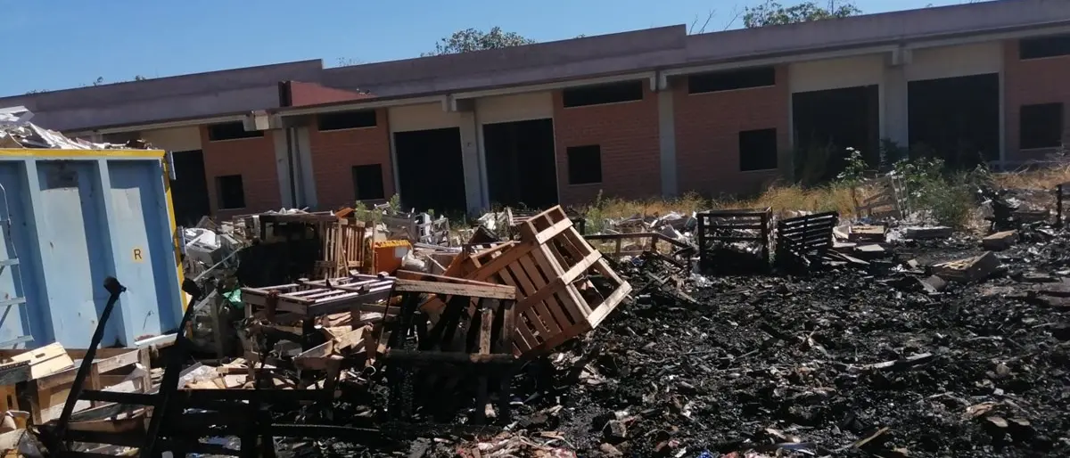 Reggio, vasto incendio in un mercato ortofrutticolo nella zona sud: «Appiccato per colpire i negozianti»