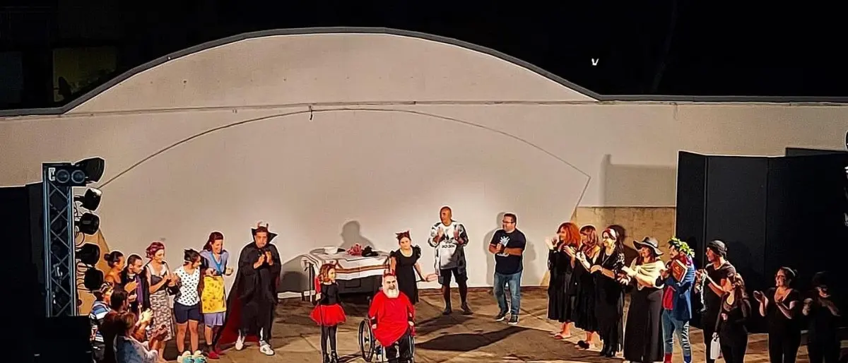 Castrolibero, applausi a scena aperta e tante risate per la commedia dialettale “Foraffascinu”