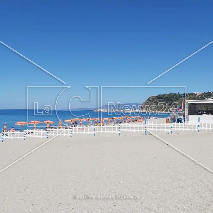 Estate già finita nel Reggino, turisti solo a Scilla e Roccella: nel resto delle spiagge chioschi chiusi e lidi deserti