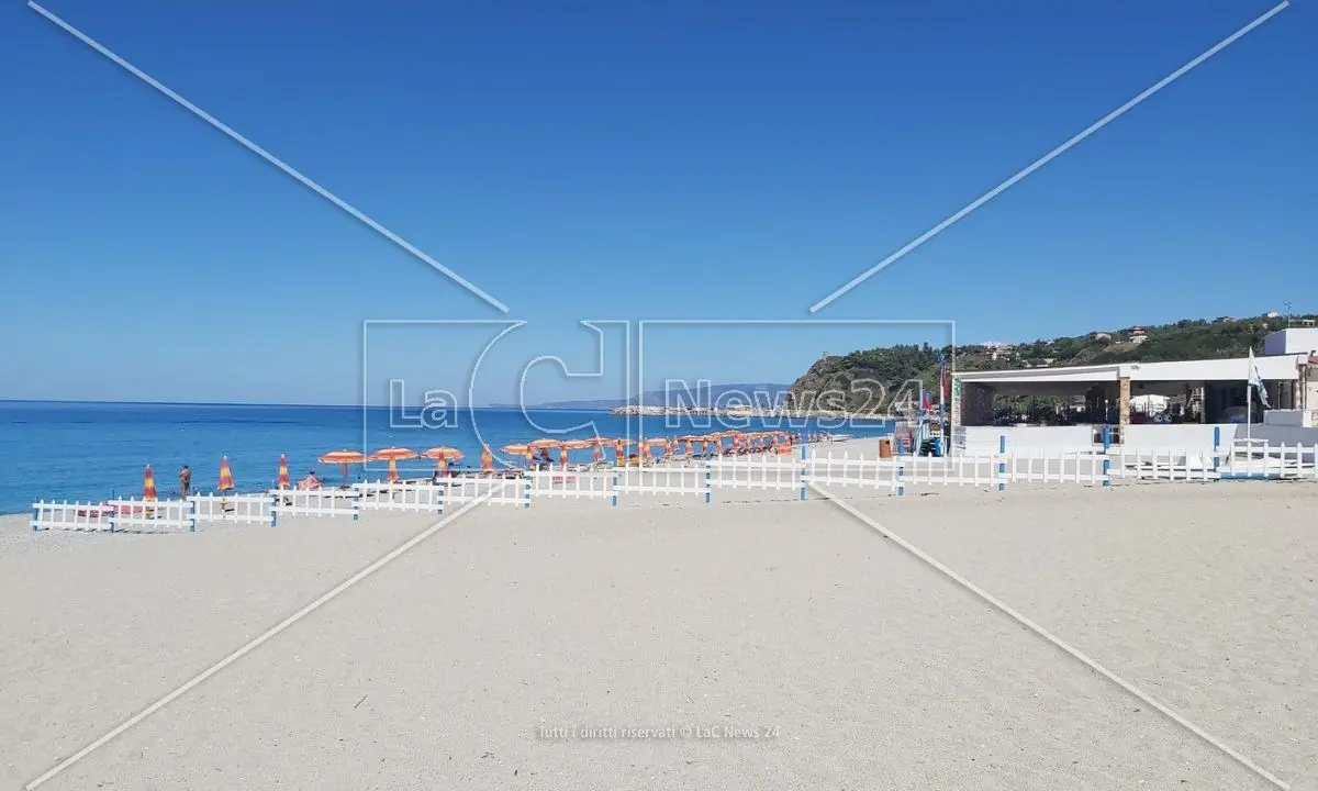 Estate già finita nel Reggino, turisti solo a Scilla e Roccella: nel resto delle spiagge chioschi chiusi e lidi deserti