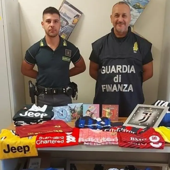 Maglie da calcio e orologi contraffatti, nel Catanzarese sequestrati oltre 600 prodotti