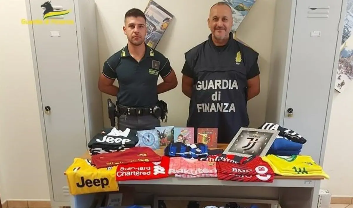 Maglie da calcio e orologi contraffatti, nel Catanzarese sequestrati oltre 600 prodotti