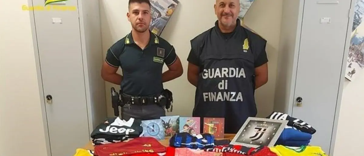 Maglie da calcio e orologi contraffatti, nel Catanzarese sequestrati oltre 600 prodotti