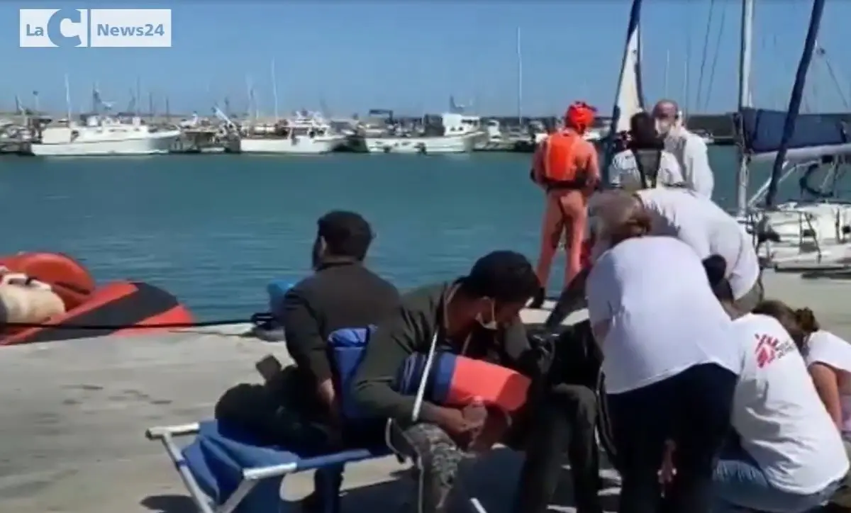 Giunti a Crotone i 379 migranti soccorsi al largo delle coste calabresi: erano a bordo di un peschereccio alla deriva