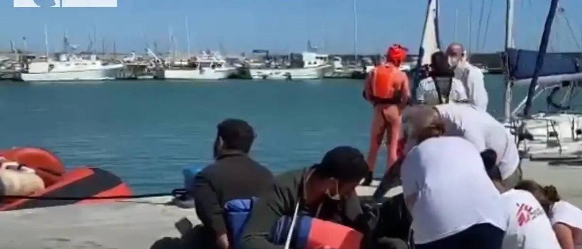 Giunti a Crotone i 379 migranti soccorsi al largo delle coste calabresi: erano a bordo di un peschereccio alla deriva