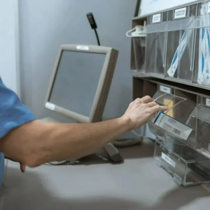 Centro di farmacovigilanza, Bruni incalza: «Ennesimo stop a causa di una burocrazia lentissima e oppressiva»