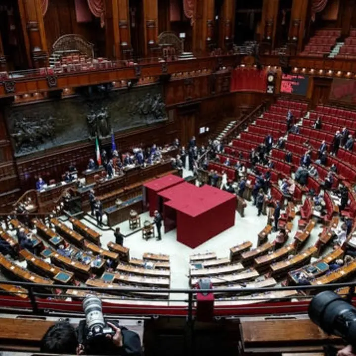 Via libera della Camera con 372 voti a favore. Domani l’Aiuti ter in Consiglio dei ministri