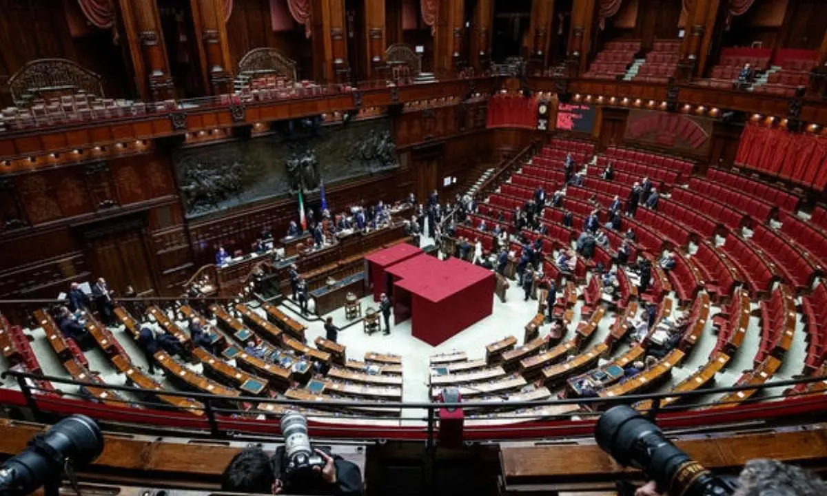 Via libera della Camera con 372 voti a favore. Domani l’Aiuti ter in Consiglio dei ministri