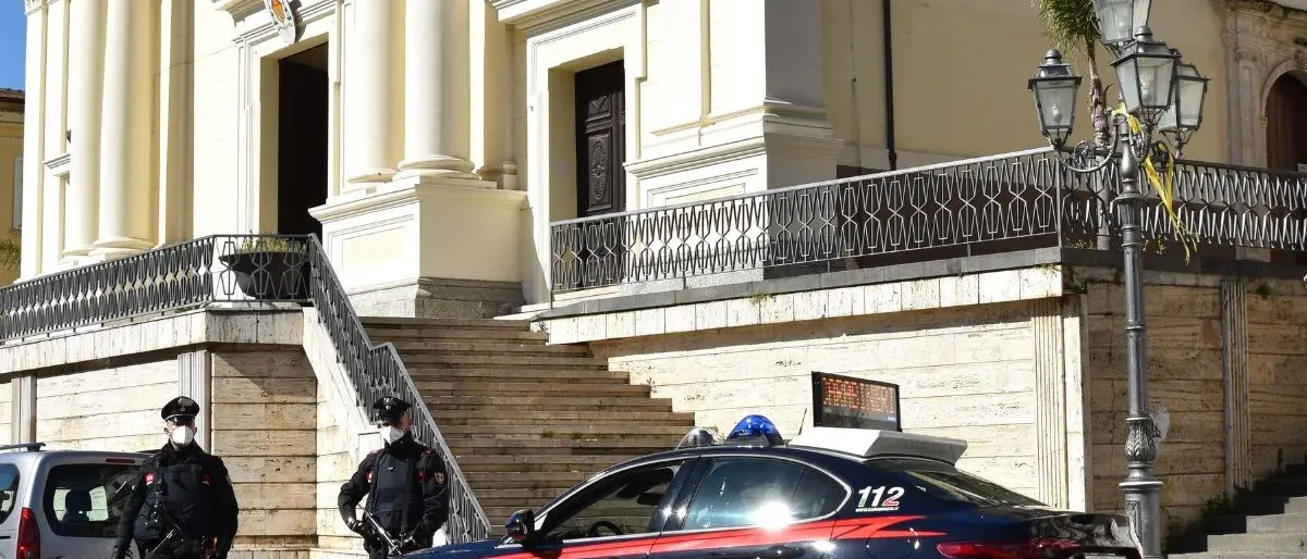 Lamezia Terme, scovate e sequestrate 35 piante di marijuana: arrestate 2 persone sorprese sul posto