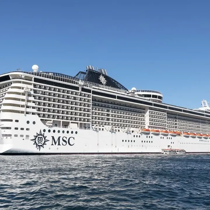 Litiga con la compagna e si getta da una nave al largo della costa di Crotone: recuperato illeso in mare