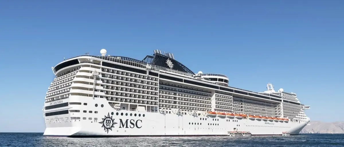 Litiga con la compagna e si getta da una nave al largo della costa di Crotone: recuperato illeso in mare