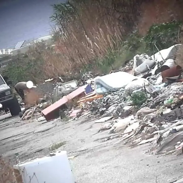 Incendiavano rifiuti a Reggio Calabria, i video incastrano tre persone