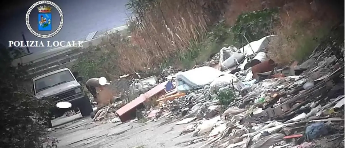 Incendiavano rifiuti a Reggio Calabria, i video incastrano tre persone