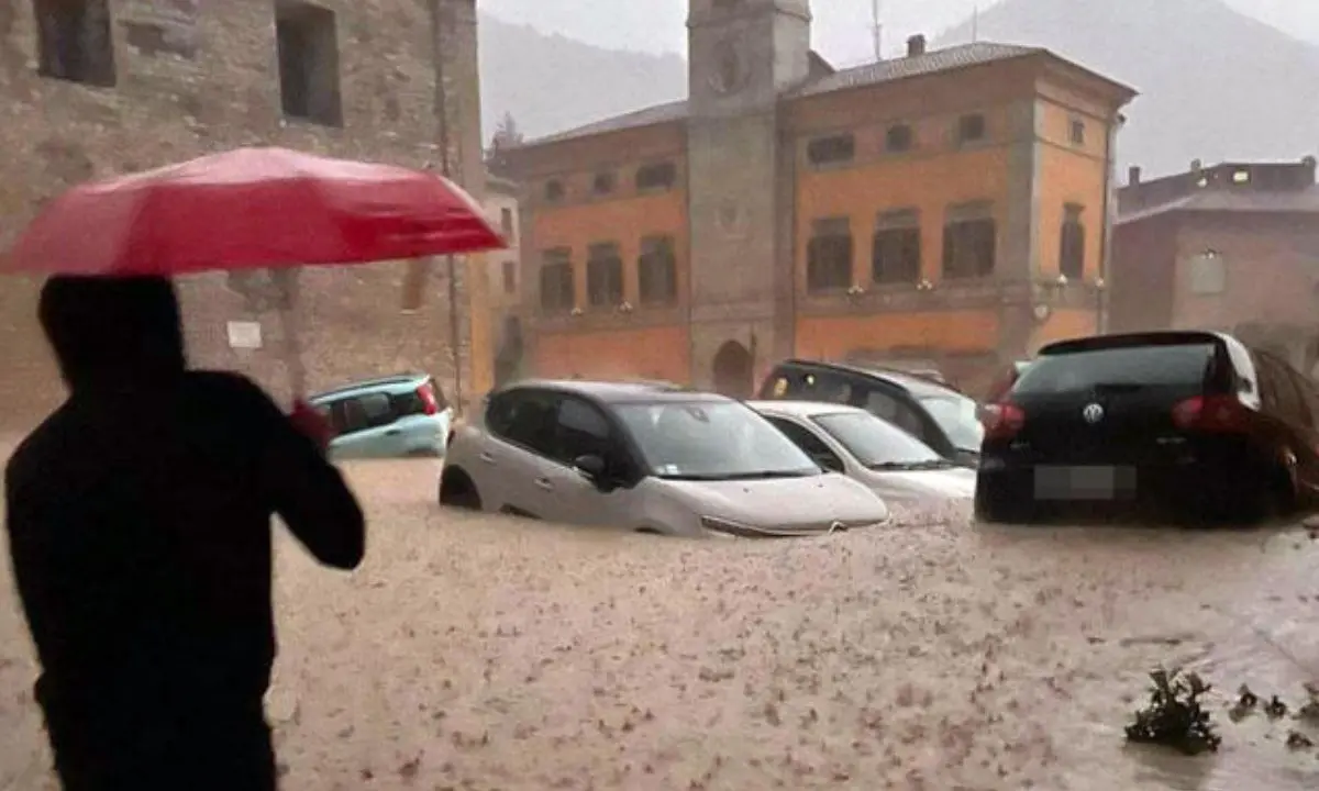 Bomba d’acqua nelle Marche, si aggrava il bilancio: 9 morti. Dispersi anche due bambini: ricerche in corso