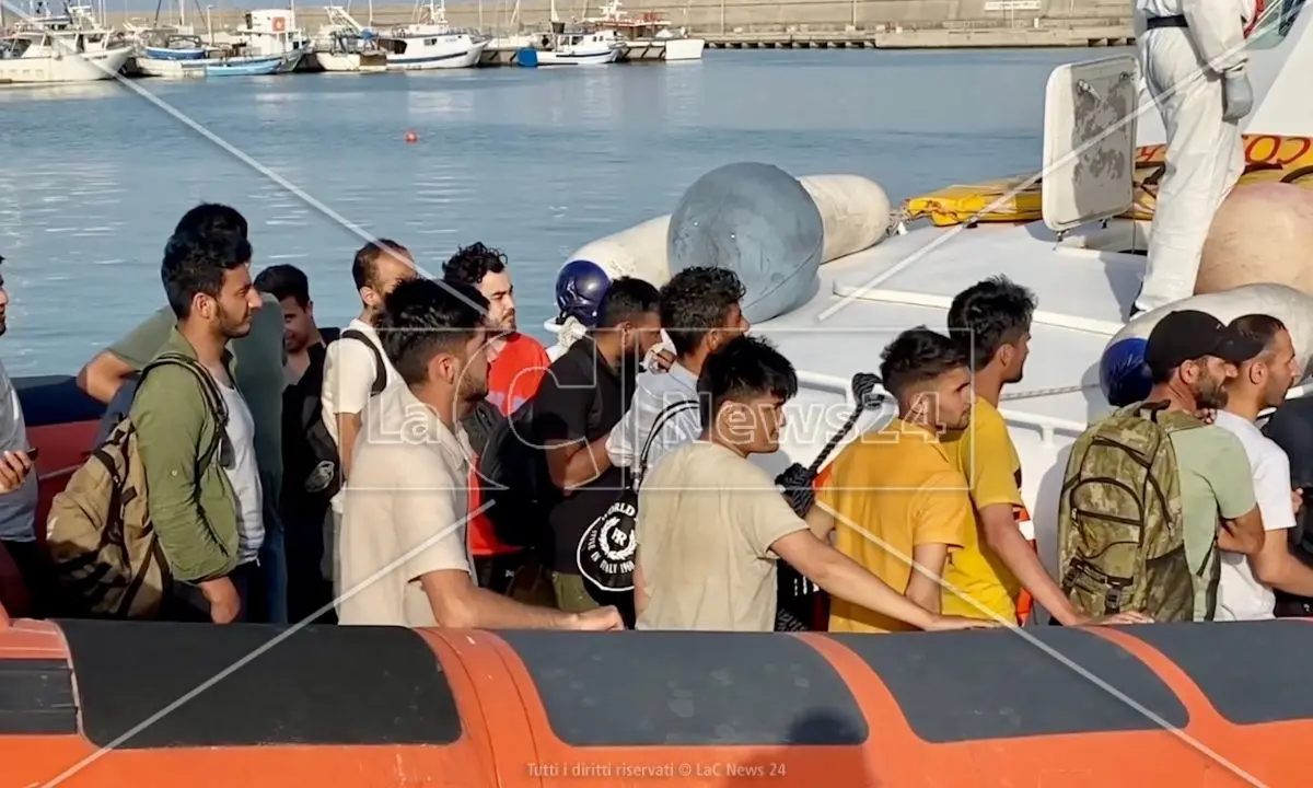 Nuovo maxi sbarco a Crotone: arrivati 411 migranti, ci sono anche tantissimi bambini