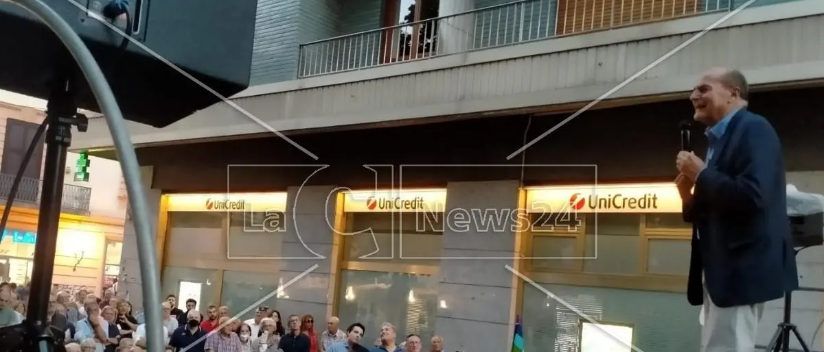 A Cosenza arriva il “segretario” Bersani e rianima l’orgoglio di sinistra: «La destra è un’ammucchiata»