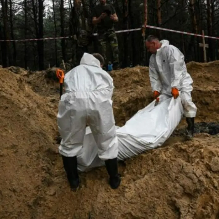 Orrore a Izyum, scoperte fosse comuni con oltre 400 corpi: l’Onu invierà una squadra per indagare