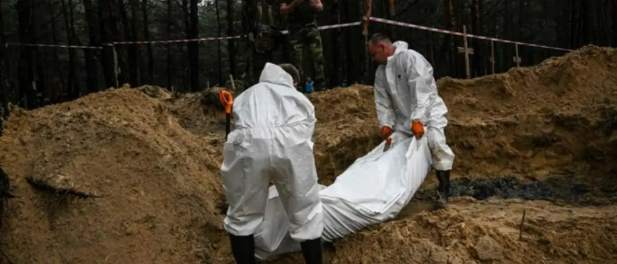 Orrore a Izyum, scoperte fosse comuni con oltre 400 corpi: l’Onu invierà una squadra per indagare