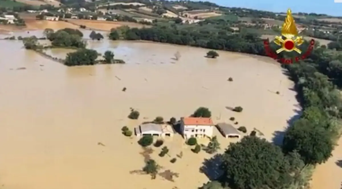 Alluvione nelle Marche, ricerche dei dispersi senza esito. Continuano gli aiuti agli sfollati