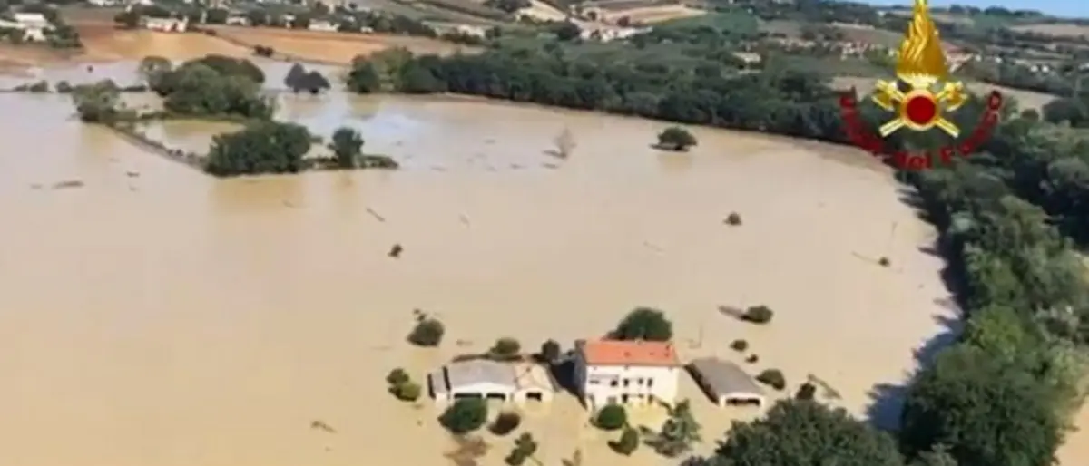 Alluvione nelle Marche, ricerche dei dispersi senza esito. Continuano gli aiuti agli sfollati