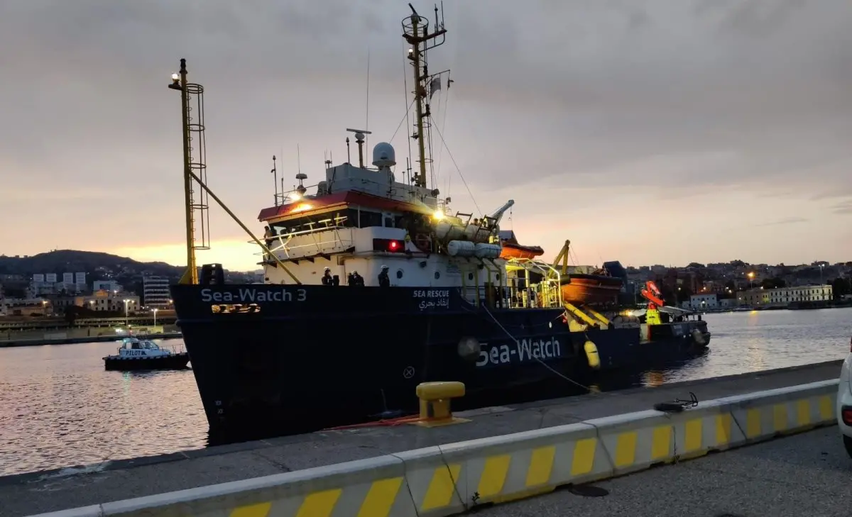 Reggio Calabria, la nave Sea watch giunge nel porto con 400 migranti