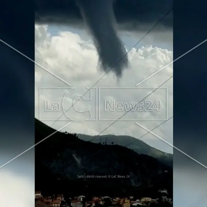 Maltempo, una tromba d’aria investe l’Alto tirreno cosentino: gravi danni a Tortora e Praia