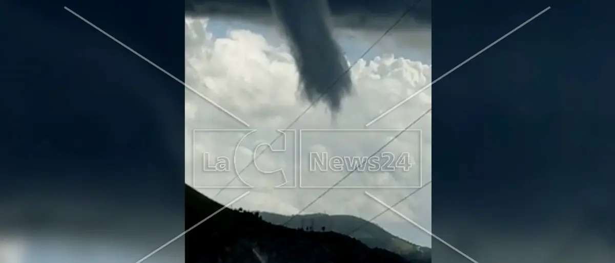 Maltempo, una tromba d’aria investe l’Alto tirreno cosentino: gravi danni a Tortora e Praia