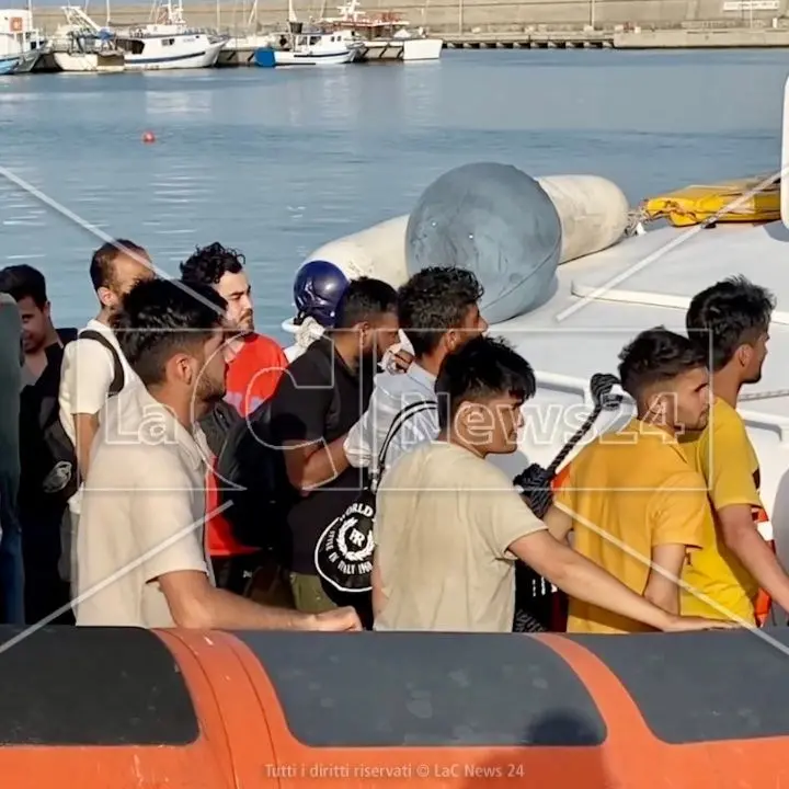 Migranti, nuovo sbarco a Roccella: salvati 61 profughi tra i quali donne e bambini