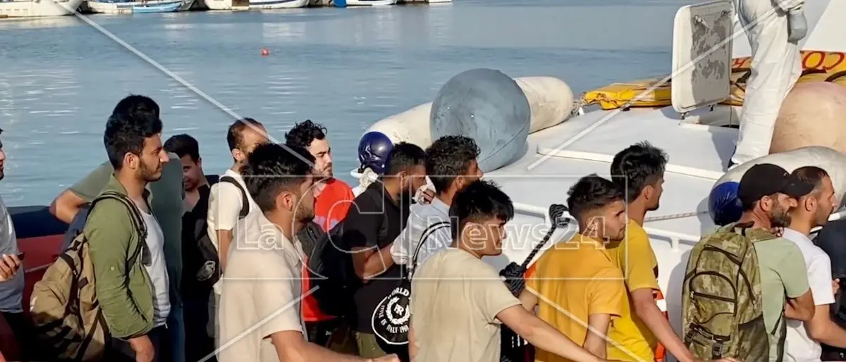 Migranti, nuovo sbarco a Roccella: salvati 61 profughi tra i quali donne e bambini