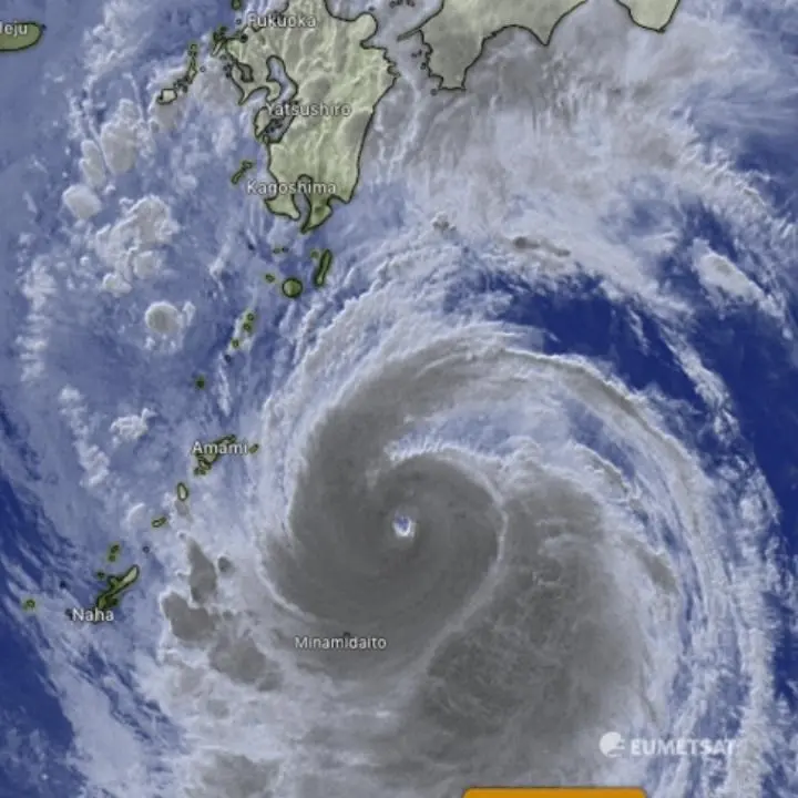 Allerta meteo in Giappone, in arrivo il tifone Nanmadol: evacuate 4 milioni di persone