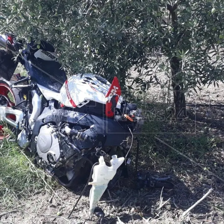 Incidente nel Cosentino, scontro tra un’auto e una moto: un morto e due feriti