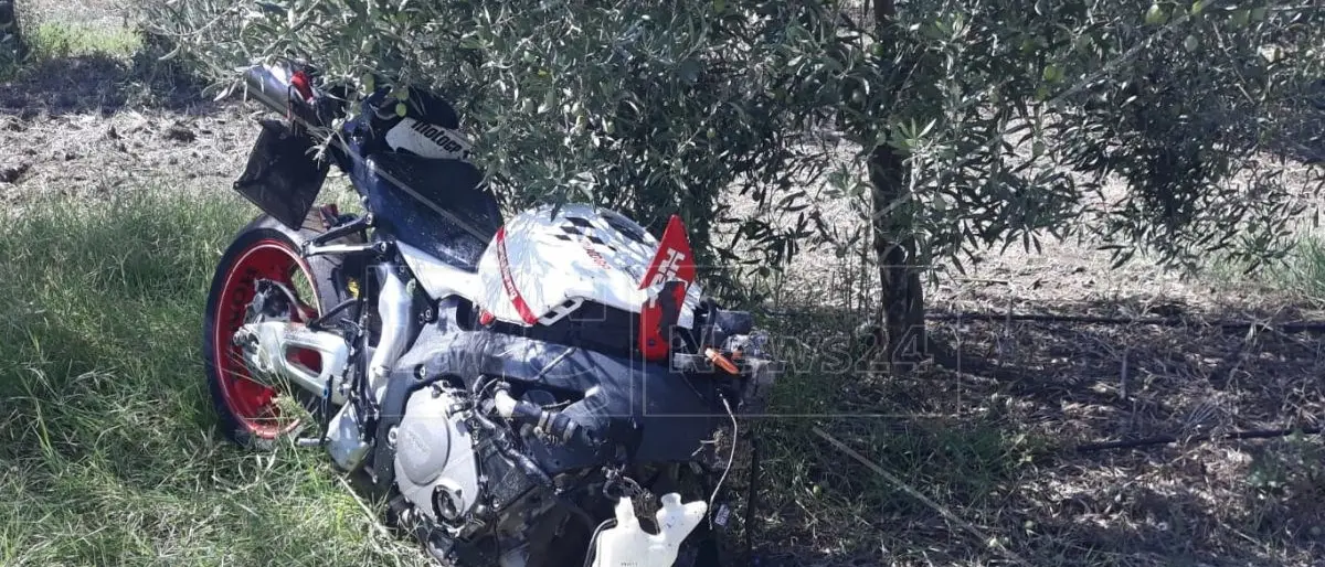 Incidente nel Cosentino, scontro tra un’auto e una moto: un morto e due feriti