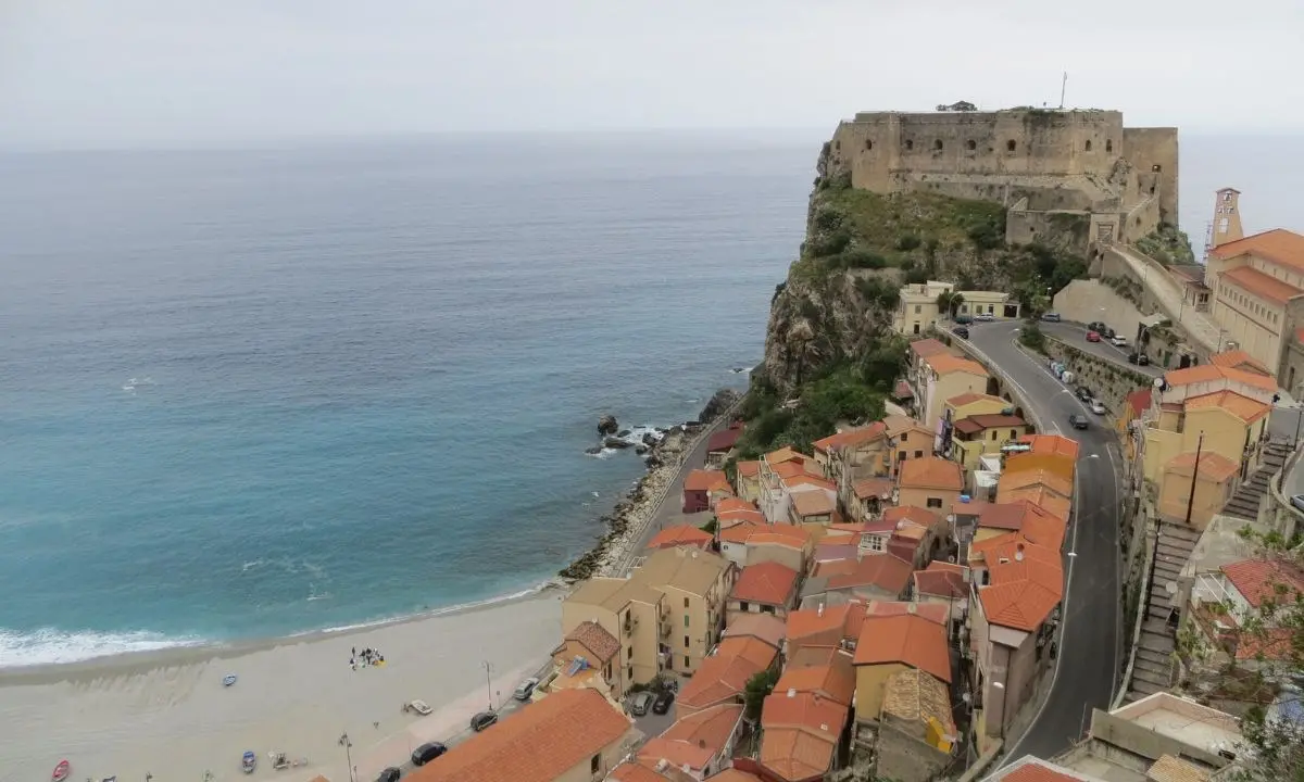 In Calabria cieli sereni o poco nuvolosi ma si abbassano le temperature: le previsioni